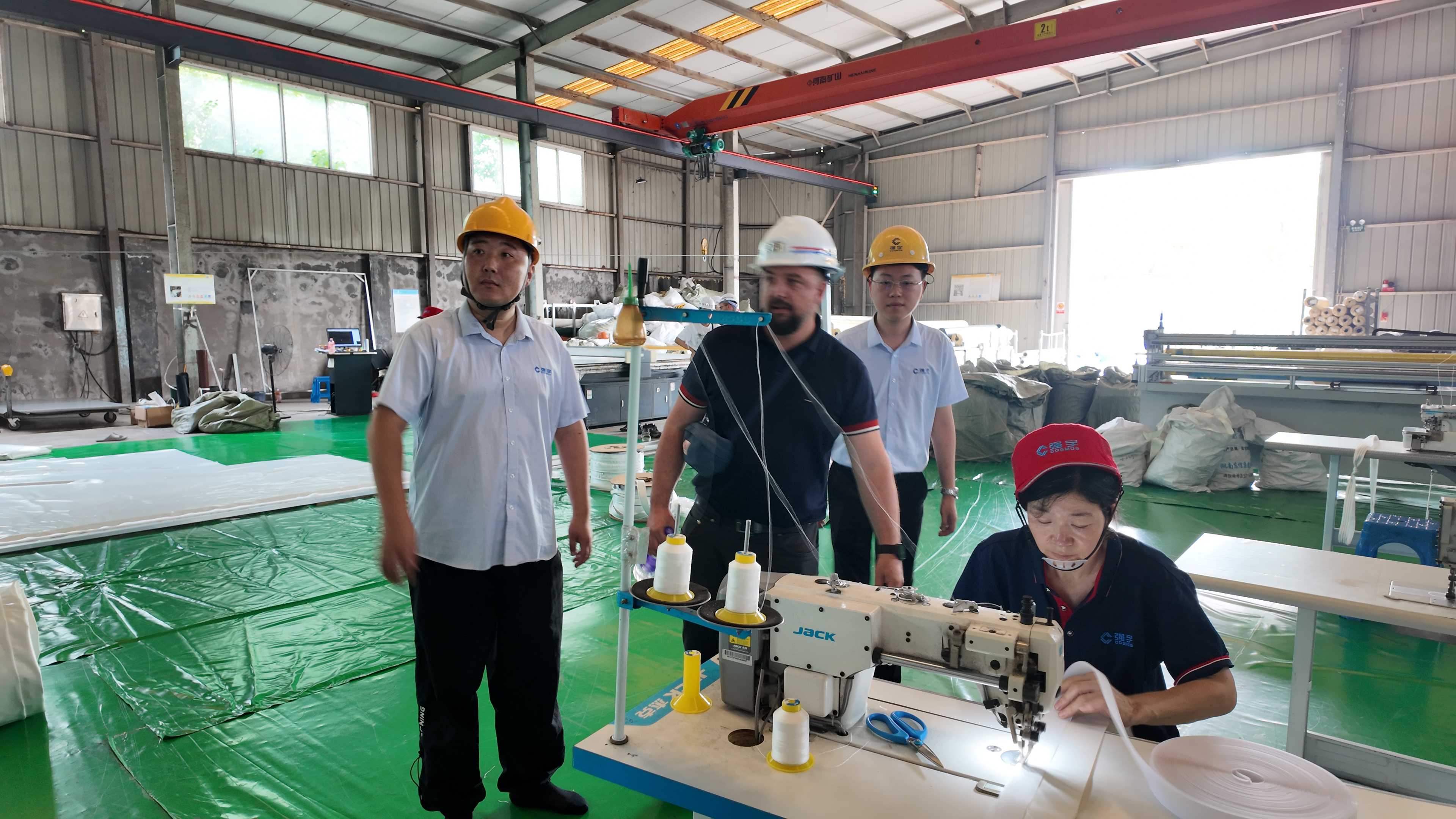 <img src="news.jpg" alt="客户和一线员工交流">