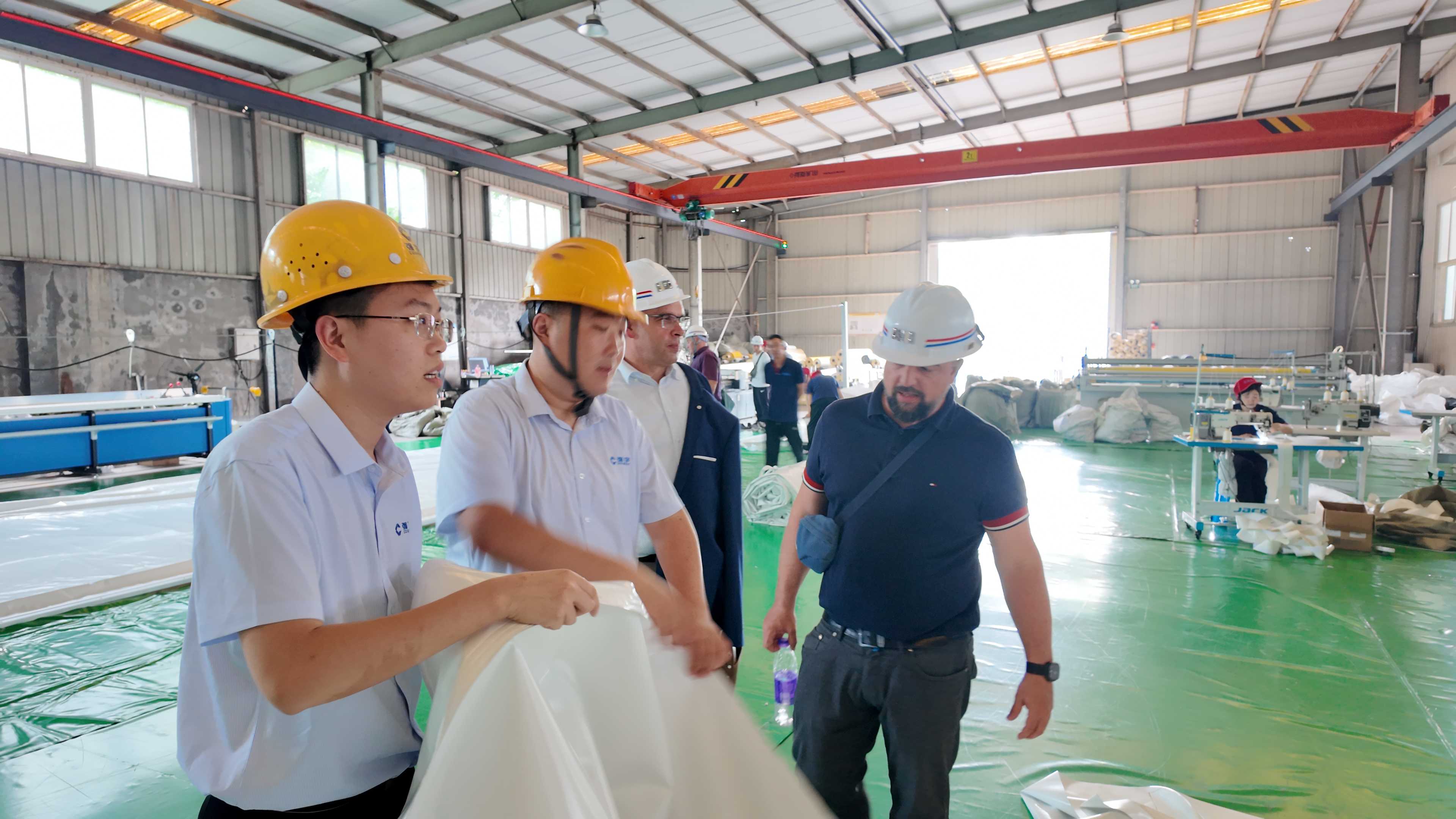 <img src="news.jpg" alt="客户考察强宇篷房工厂">